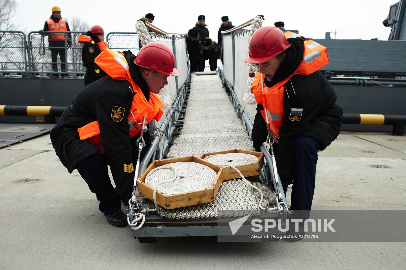 Soobrazitelny and Boiky corvettes meet at Baltiysk port