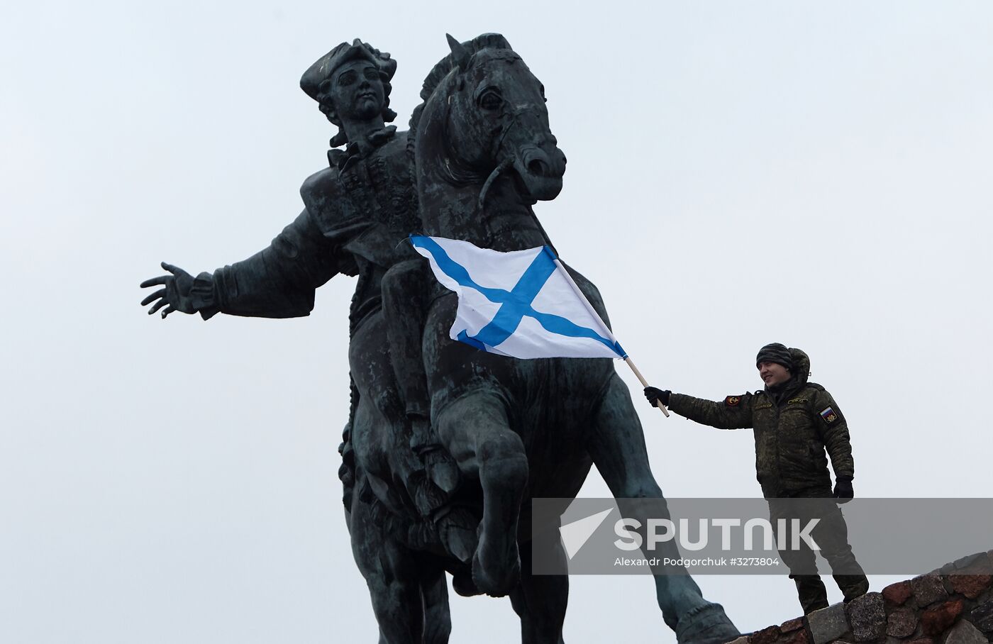 Soobrazitelny and Boiky corvettes meet at Baltiysk port
