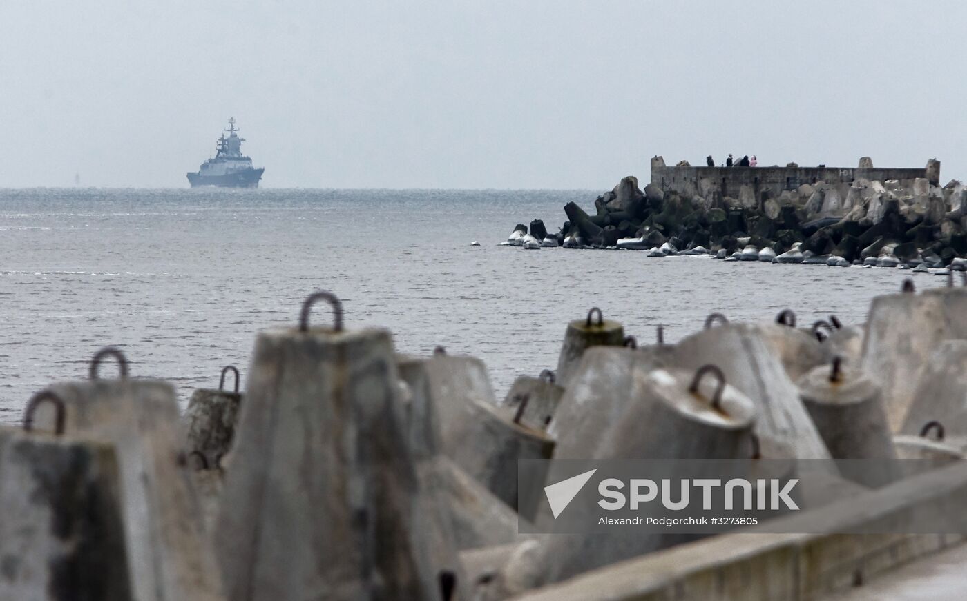 Soobrazitelny and Boiky corvettes meet at Baltiysk port