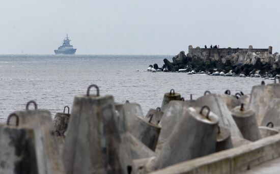 Soobrazitelny and Boiky corvettes meet at Baltiysk port