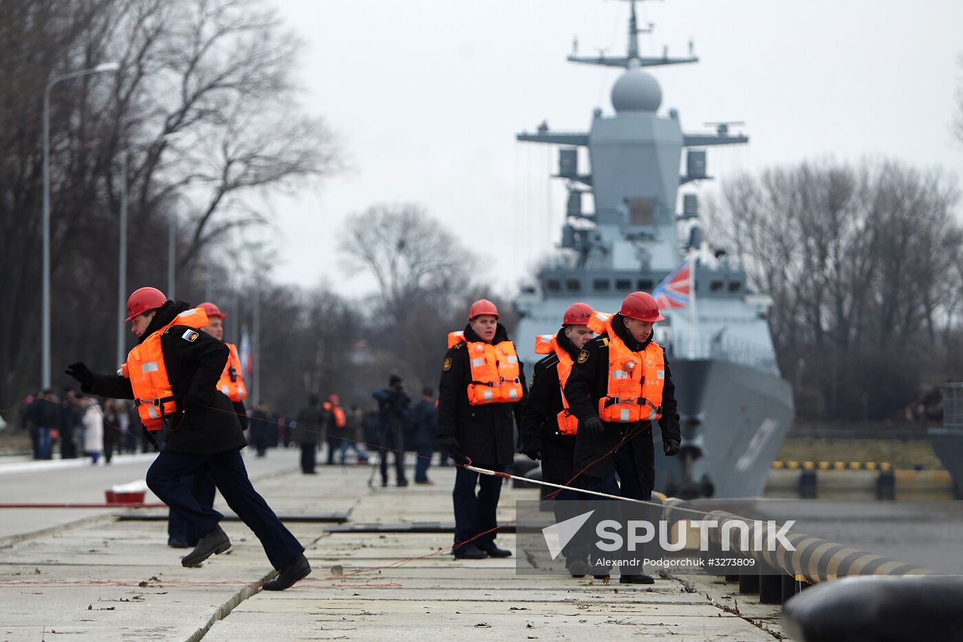 Soobrazitelny and Boiky corvettes meet at Baltiysk port