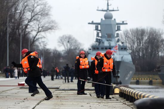 Soobrazitelny and Boiky corvettes meet at Baltiysk port