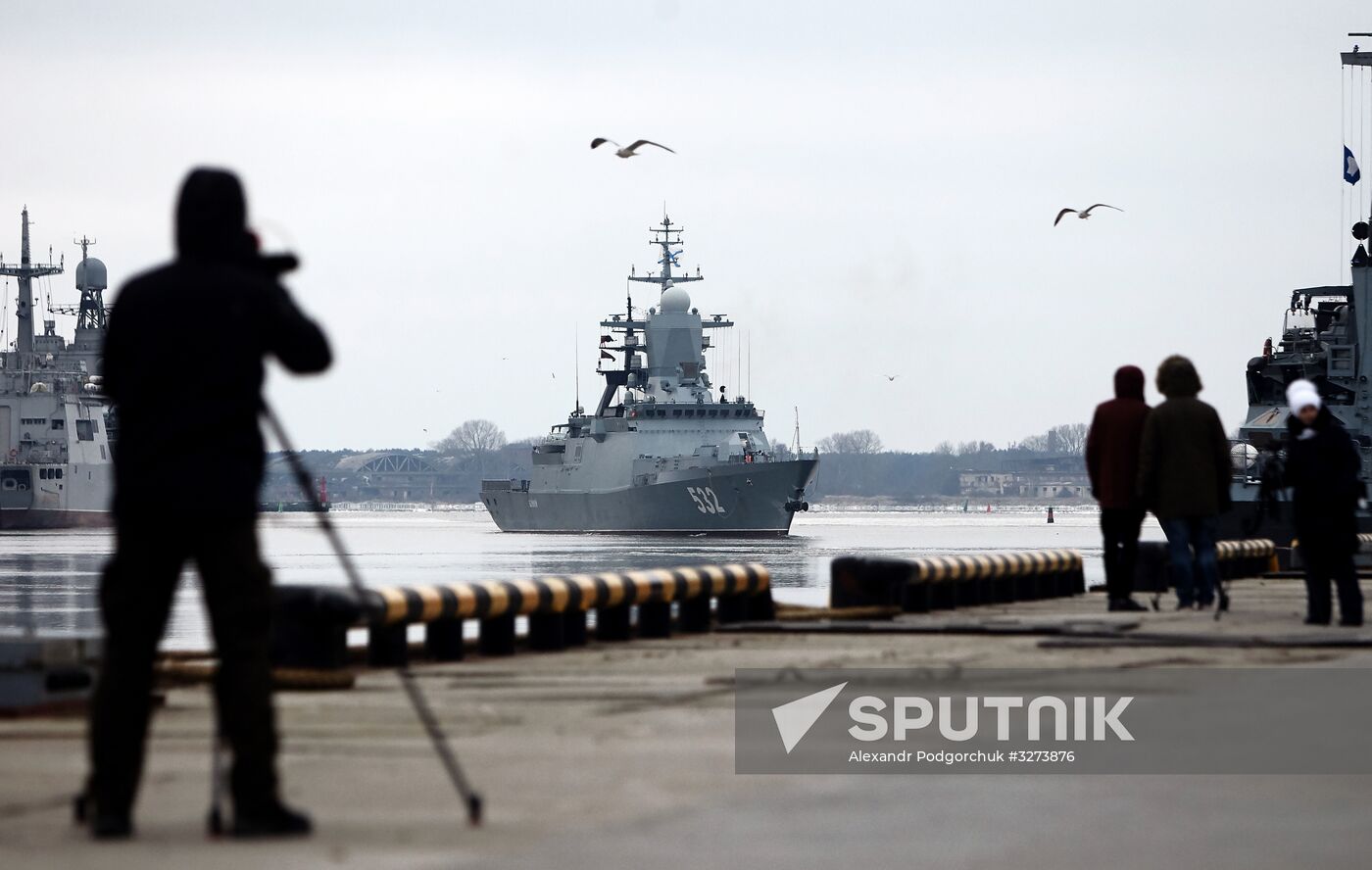Soobrazitelny and Boiky corvettes meet at Baltiysk port