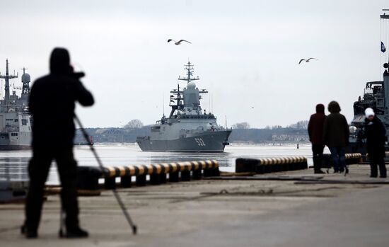 Soobrazitelny and Boiky corvettes meet at Baltiysk port