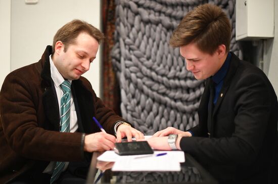 Collecting signatures to support Yekaterina Gordon's candidacy in 2018 presidential election