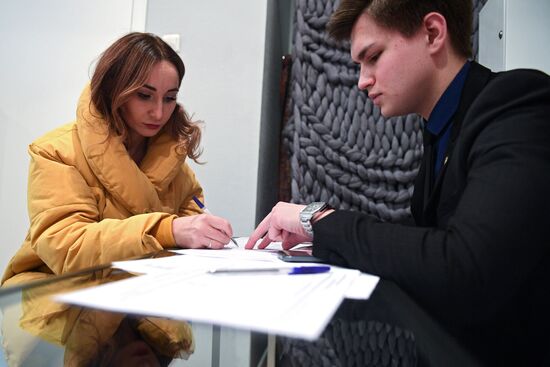 Collecting signatures to support Yekaterina Gordon's candidacy for 2018 presidential election