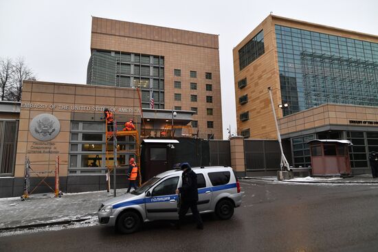 US Consulate in Moscow receives visitors in a new building