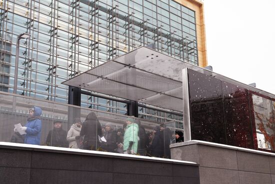 US Embassy’s Consular Section in Moscow receives visitors inside new building