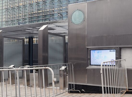 US Embassy’s Consular Section in Moscow receives visitors inside new building