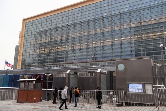 US Embassy’s Consular Section in Moscow receives visitors inside new building