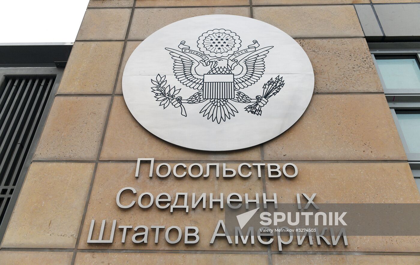 US Consulate in Moscow receives visitors inside new building