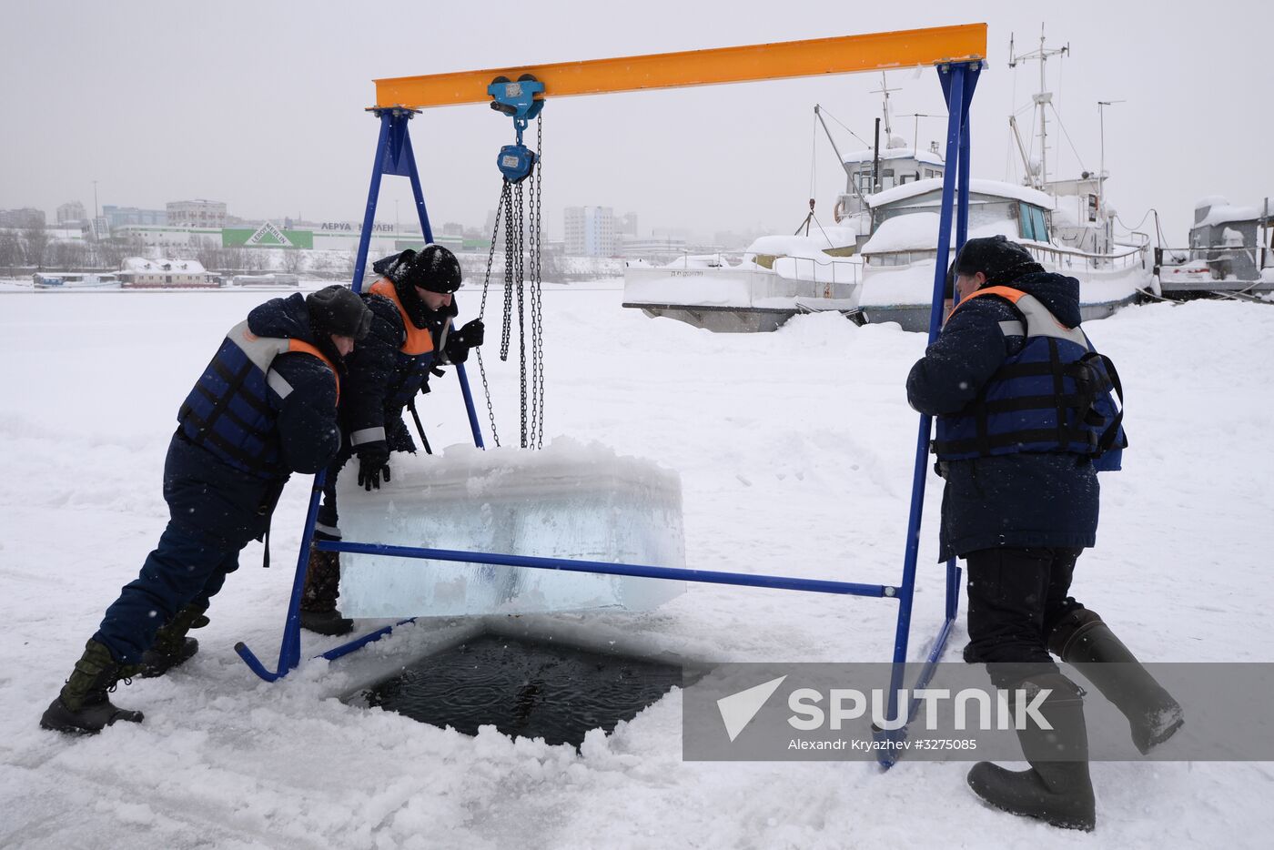 Preparing Epiphany bathing pools in Novosibirsk
