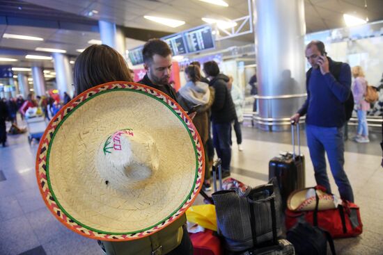Russian tourists arrive from Mexico