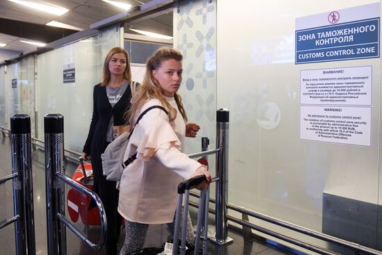 Russian tourists arrive from Mexico