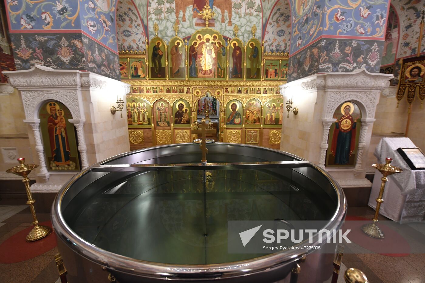 Patriarch holds service at Christ the Savior Cathedral on Epiphany Eve