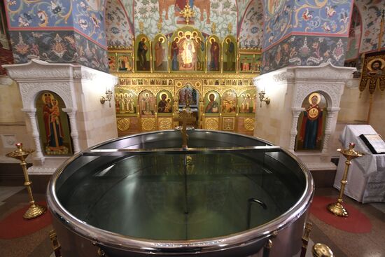 Patriarch holds service at Christ the Savior Cathedral on Epiphany Eve