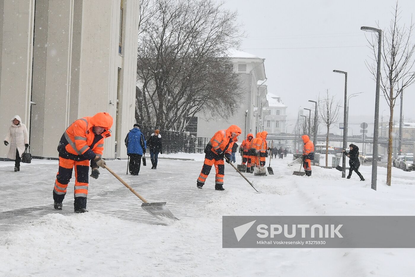 Moscow utility crews deal with snowfall aftermath