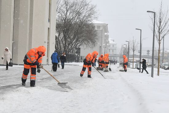 Moscow utility crews deal with snowfall aftermath