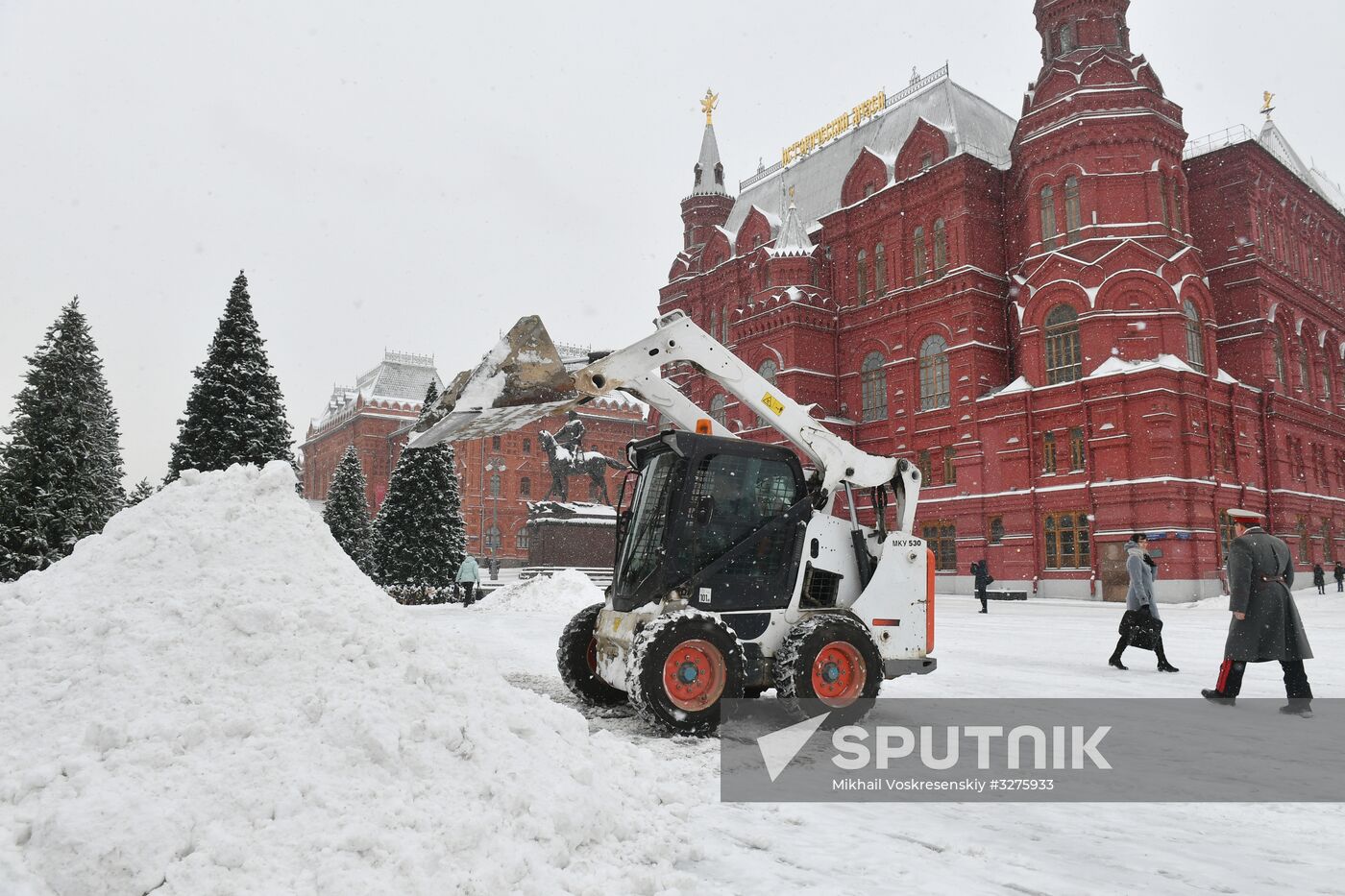 Moscow utility crews deal with snowfall aftermath