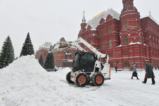 Moscow utility crews deal with snowfall aftermath