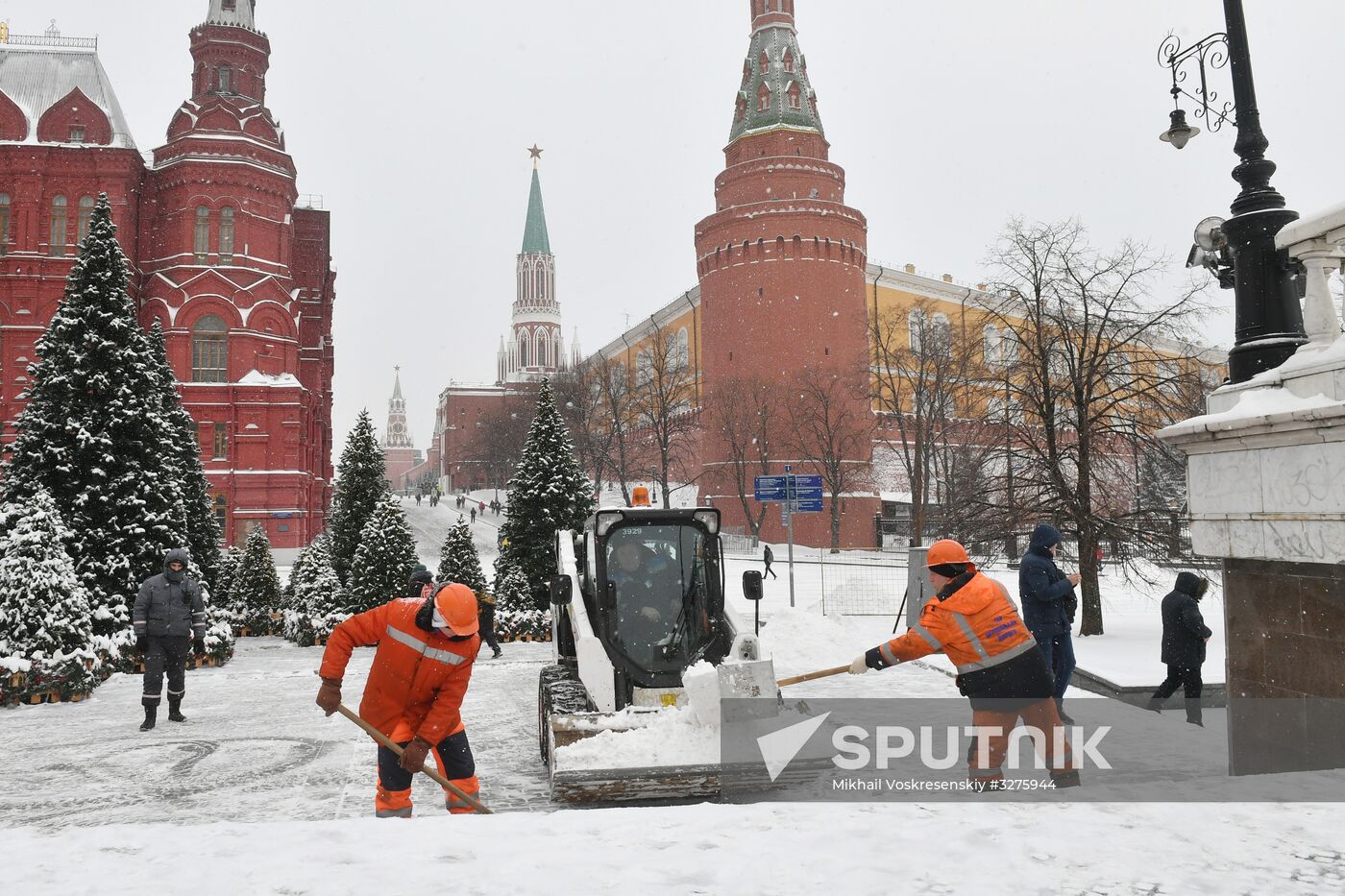 Moscow utility crews deal with snowfall aftermath
