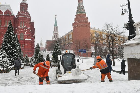 Moscow utility crews deal with snowfall aftermath