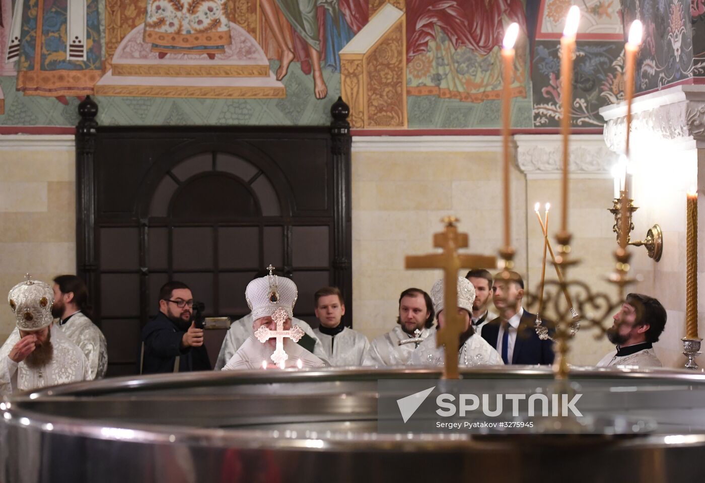 Patriarch holds service at Christ the Savior Cathedral on Epiphany Eve