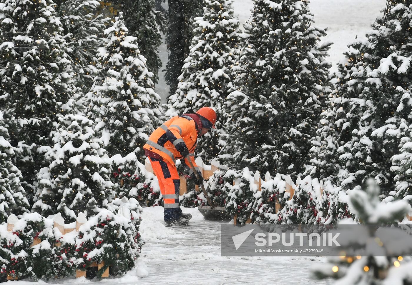 Moscow utility crews deal with snowfall aftermath