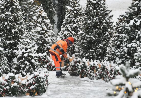 Moscow utility crews deal with snowfall aftermath