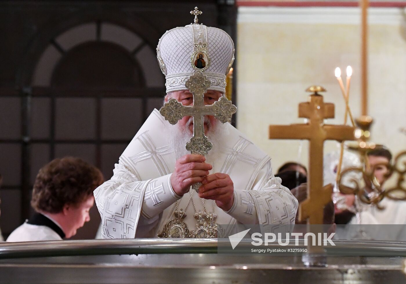 Patriarch holds service at Christ the Savior Cathedral on Epiphany Eve