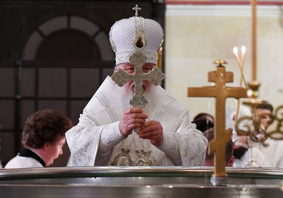Patriarch holds service at Christ the Savior Cathedral on Epiphany Eve