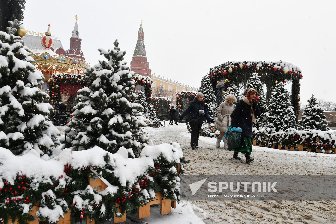 Moscow utility crews deal with snowfall aftermath