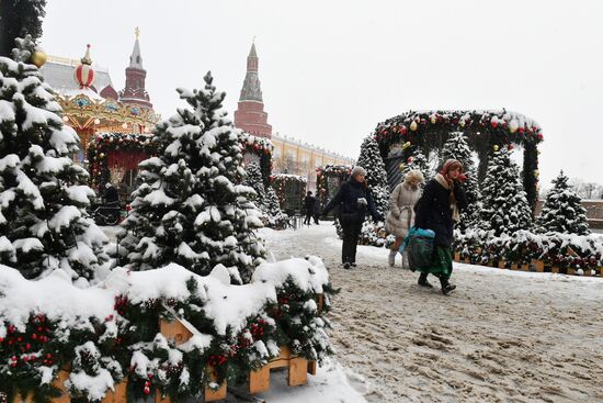 Moscow utility crews deal with snowfall aftermath