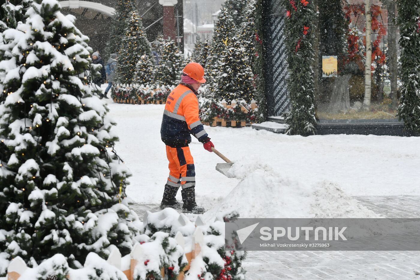 Moscow utility crews deal with snowfall aftermath