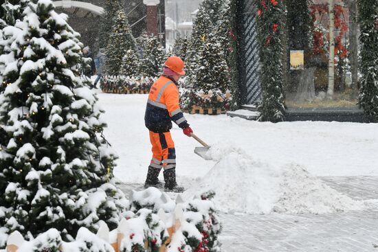 Moscow utility crews deal with snowfall aftermath