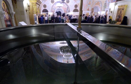 Patriarch holds service at Christ the Savior Cathedral on Epiphany Eve