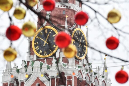 Moscow utility crews deal with snowfall aftermath