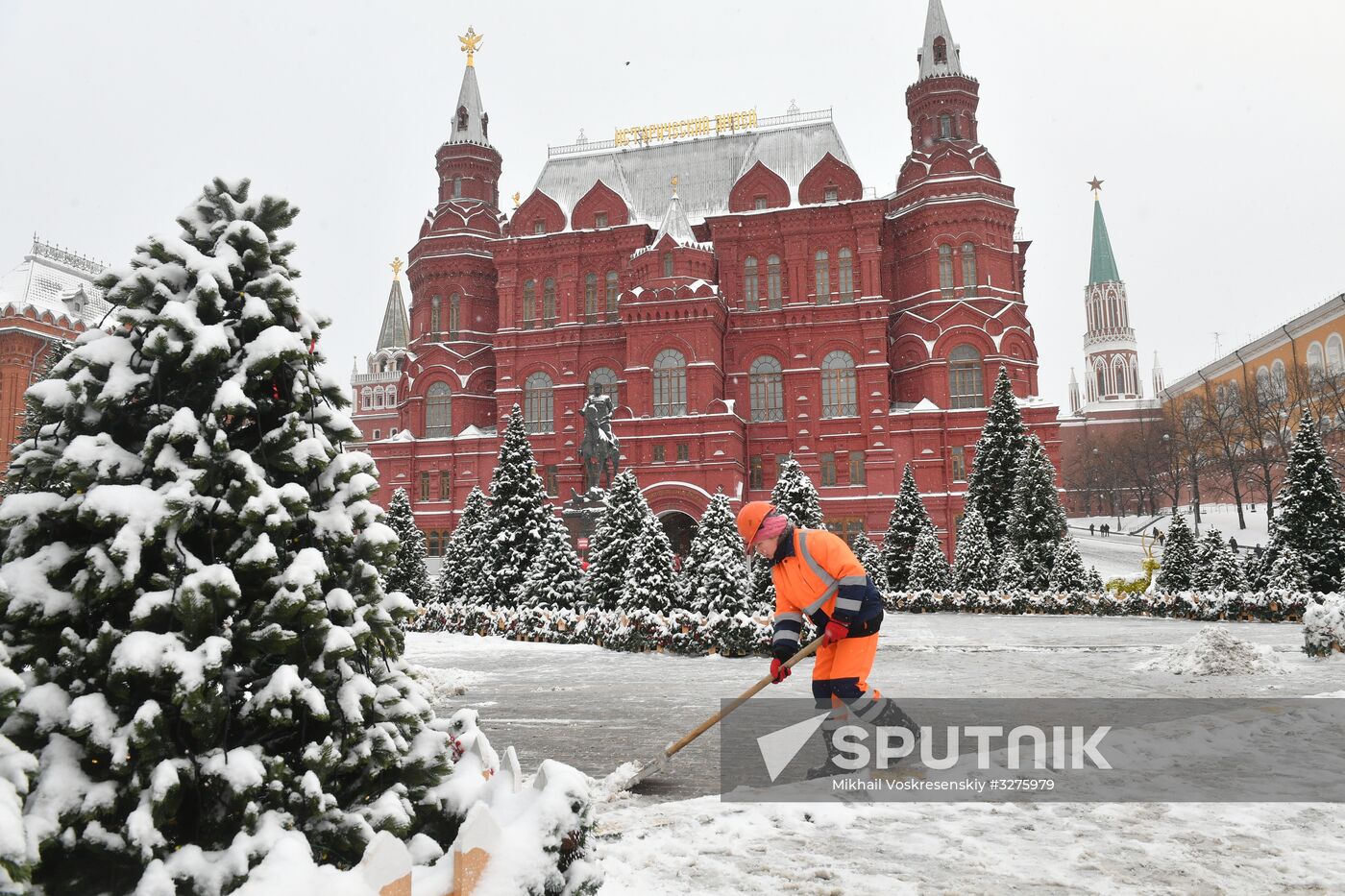 Moscow utility crews deal with snowfall aftermath
