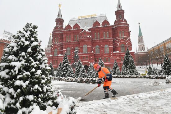Moscow utility crews deal with snowfall aftermath