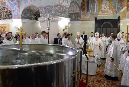 Patriarch holds service at Christ the Savior Cathedral on Epiphany Eve