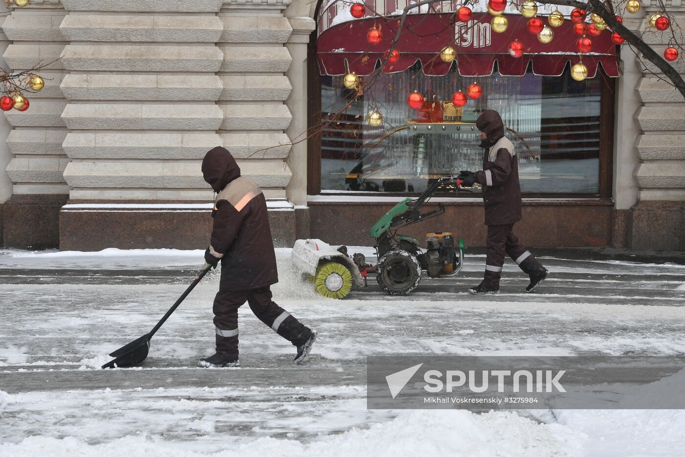 Moscow utility crews deal with snowfall aftermath