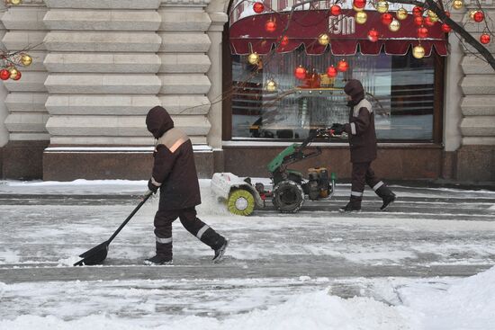 Moscow utility crews deal with snowfall aftermath