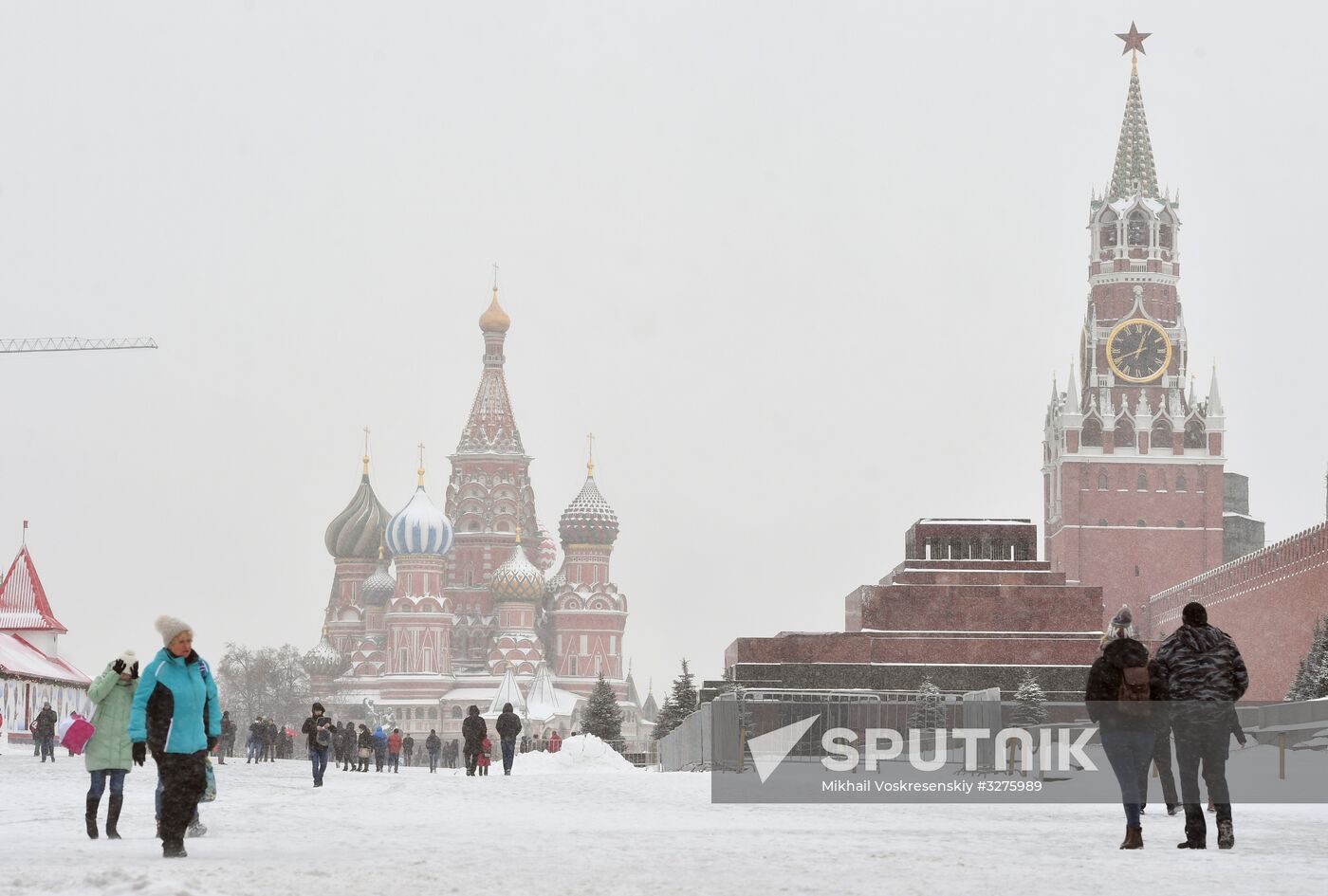 Moscow utility crews deal with snowfall aftermath