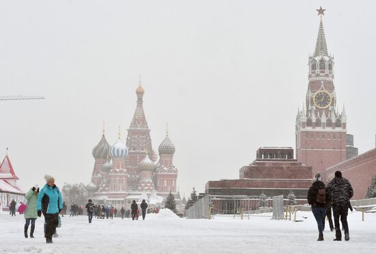 Moscow utility crews deal with snowfall aftermath