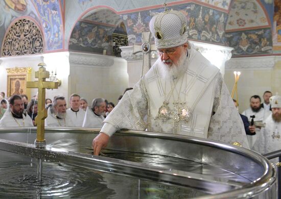 Patriarch holds service at Christ the Savior Cathedral on Epiphany Eve