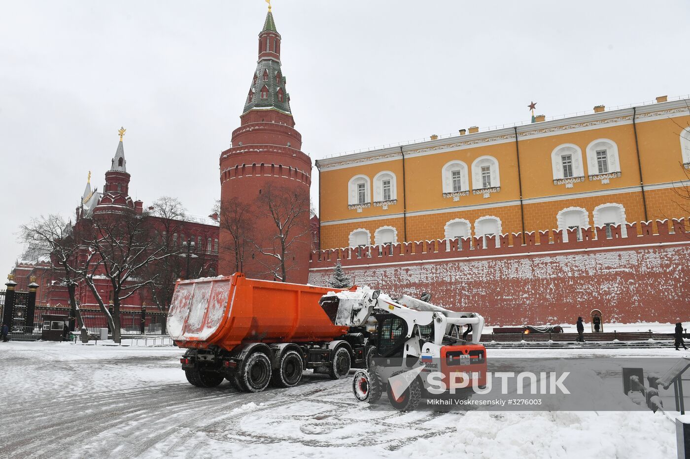 Moscow utility crews deal with snowfall aftermath