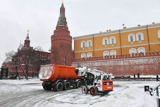 Moscow utility crews deal with snowfall aftermath