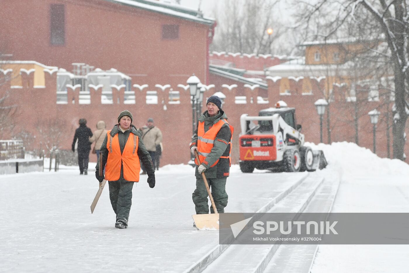 Moscow utility crews deal with snowfall aftermath