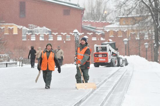 Moscow utility crews deal with snowfall aftermath