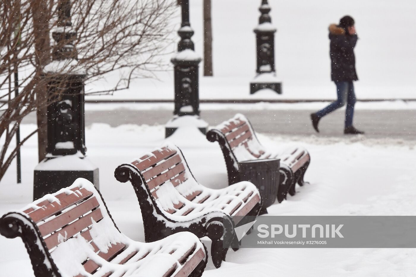 Moscow utility crews deal with snowfall aftermath